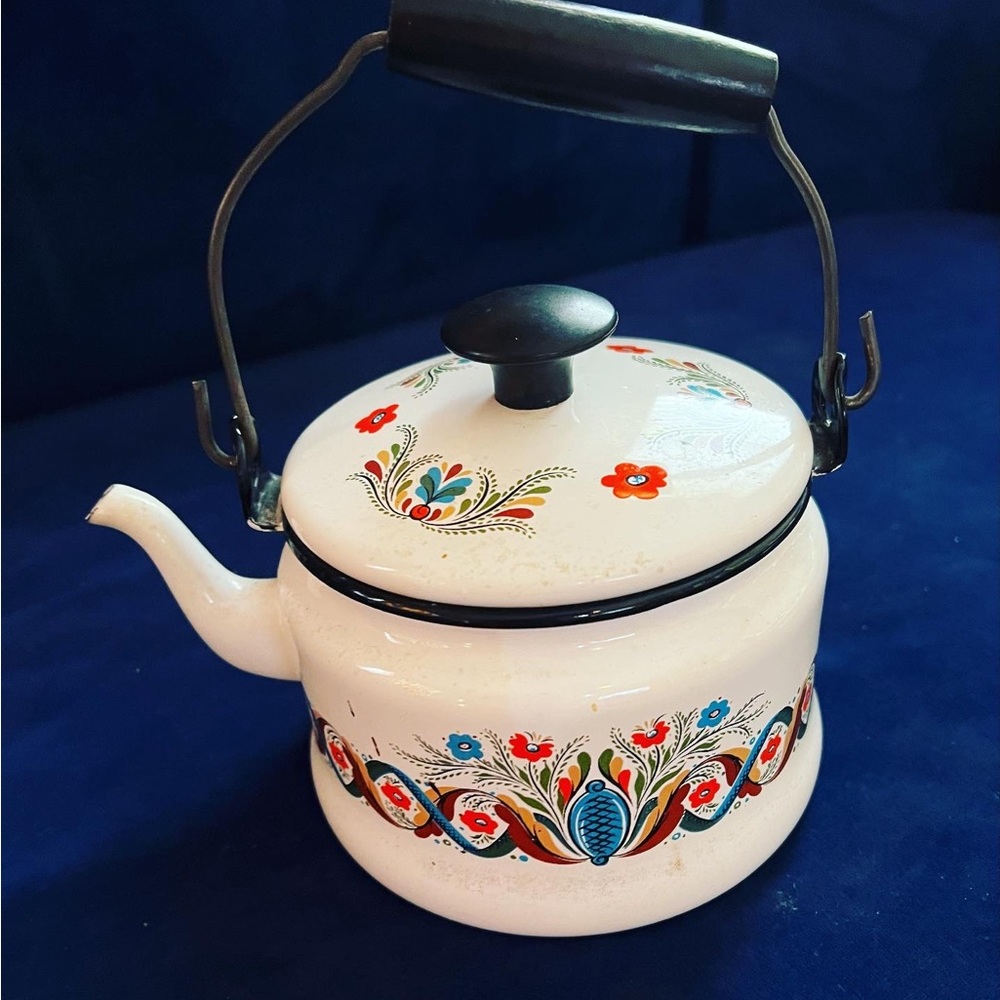 VINTAGE 1960’s BOHO METAL TEA FLORAL KETTLE 
8 inch x 6 inches - Picture 2 of 7